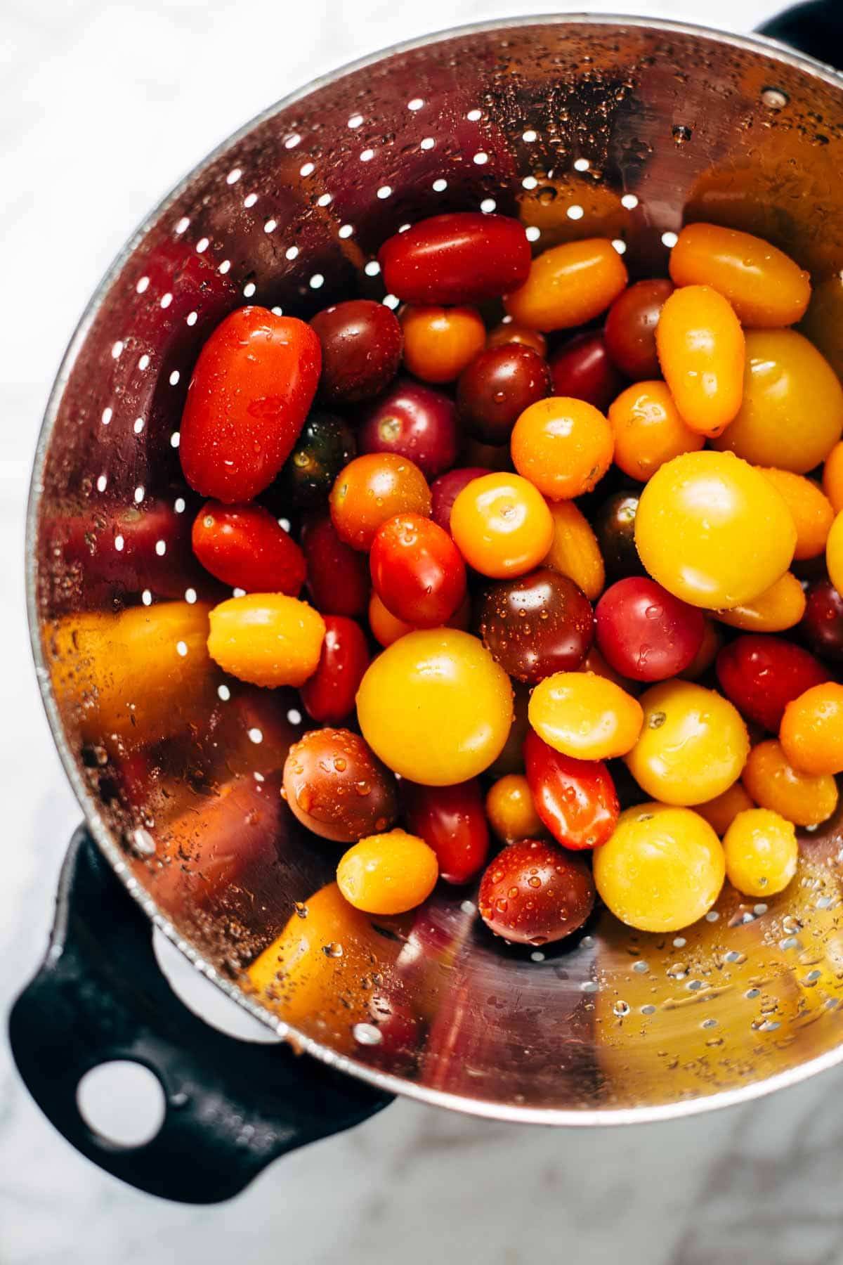 Roasted Tomatoes with Goat Cheese Polenta! Fresh, juicy tomatoes, vibrant green spinach, and a creamy goat cheese polenta! | pinchofyum.com Roasted Tomatoes with Goat Cheese Polenta! Fresh, juicy tomatoes, vibrant green spinach, and a creamy goat cheese polenta! | pinchofyum.com